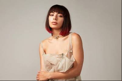 Charli XCX aparece ao lado de famosas em clipe que estreia nesta sexta