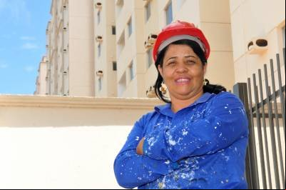 Curso de pintura residencial prepara mulheres para mercado de trabalho