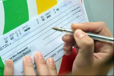 Cheque em desuso? Especialistas explicam quando (ainda) vale a pena usar o pré-datado