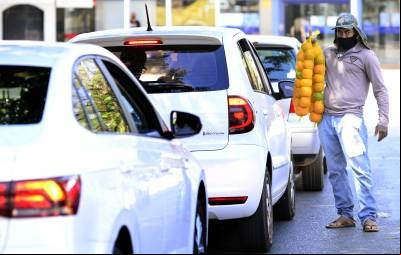Taxa de desemprego segue em queda e chega a 8,7% no último trimestre